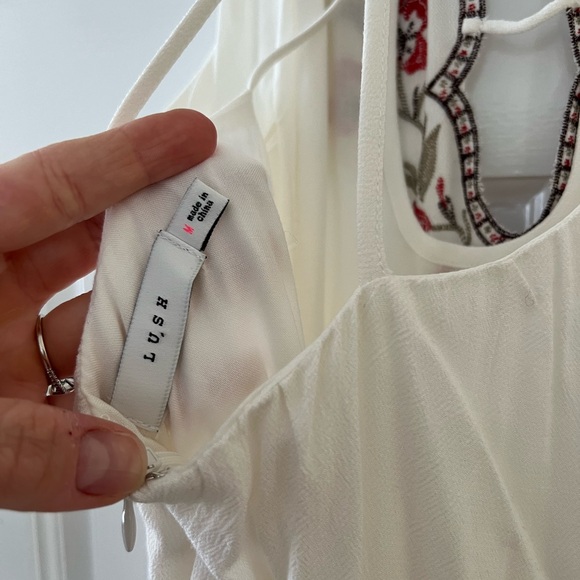 Gorgeous LUSH dress size Medium white with embroidery NWOT - Picture 5 of 7